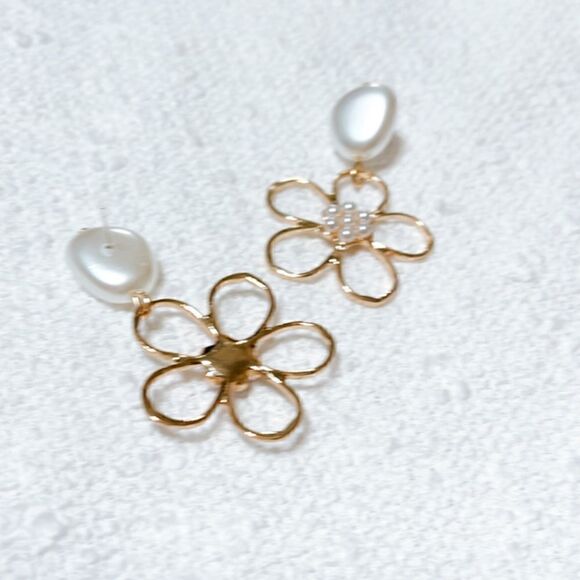 Flower pearl drop earrings M190 - Picture 5 of 5